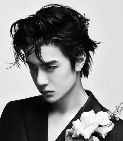 王一博《嘉人》六月刊封面抢先看,全能艺人化繁为简的诠释,超帅