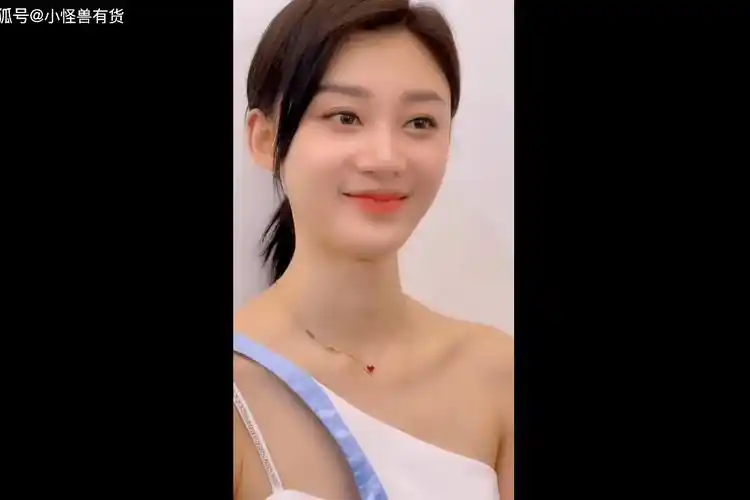 身材颜值一流,甜美笑容让人看起来很舒服.最美车模张芮尔!