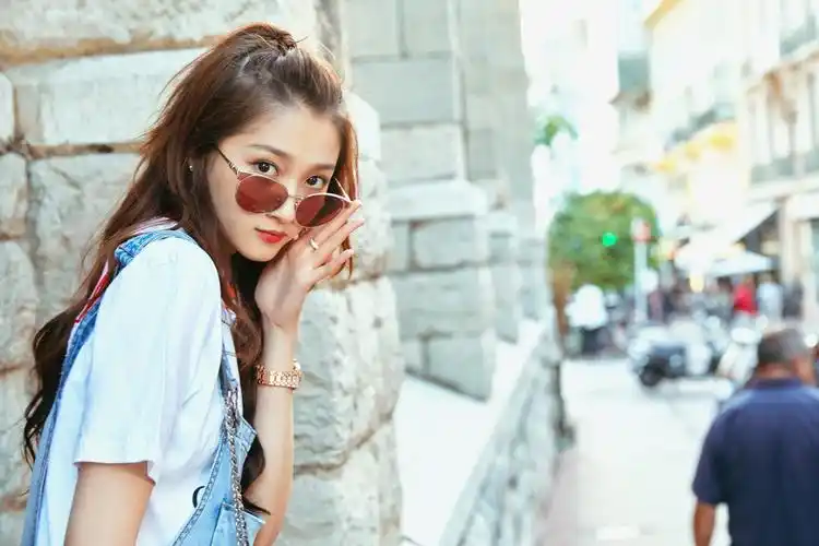 关晓彤戛纳街头吃冰激淋,大长腿美到发光