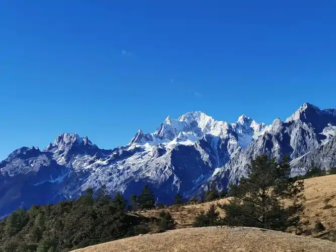 登顶玉龙雪山第一峰