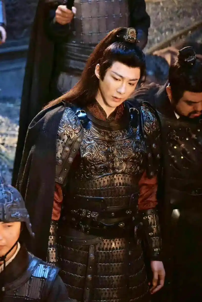 刘宇宁的古装照还是很帅的,氛围感满满的.