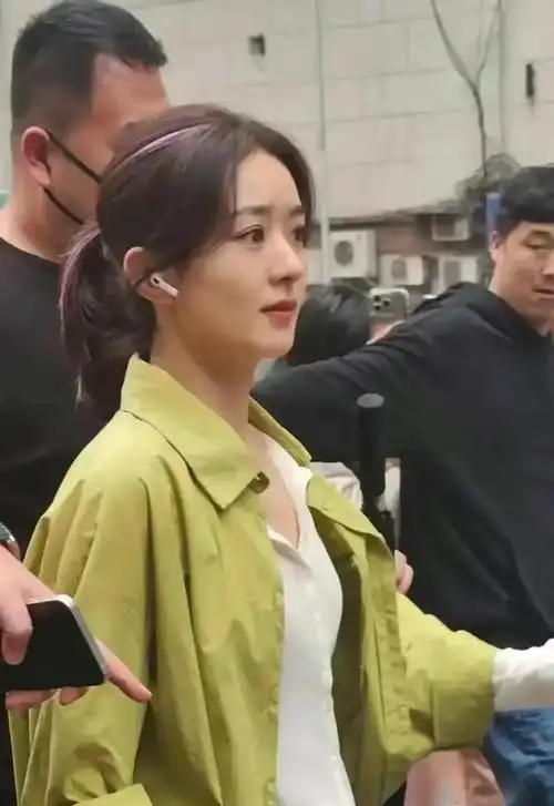 见到赵丽颖本人了形象气质满分这身打扮俏皮可爱真的很美