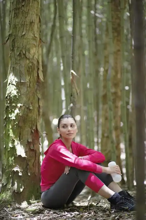 西方人,一个人,坐,竖图,室外,白天,侧面,运动服,旅游,度假,美景,树林