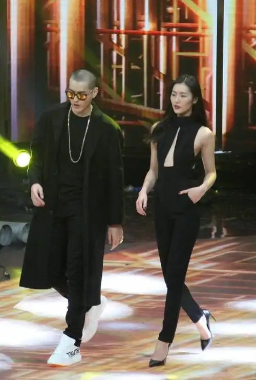 大表姐刘雯和吴亦凡携手走秀,气场已经完全盖过了吴亦凡!