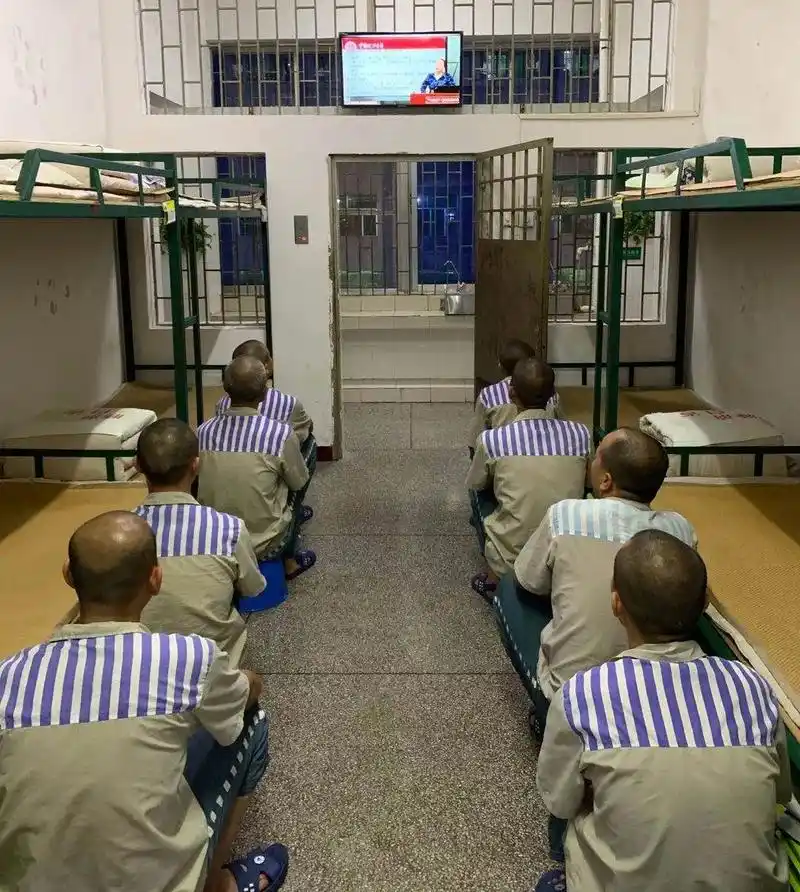 筛选出具有法律背景和授课经验的干警36人,组成监狱《民法典》宣讲团