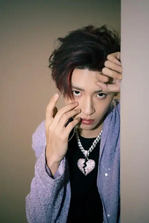 小鬼把二次元美少女戴脖子上了##小鬼3d动漫少女项链