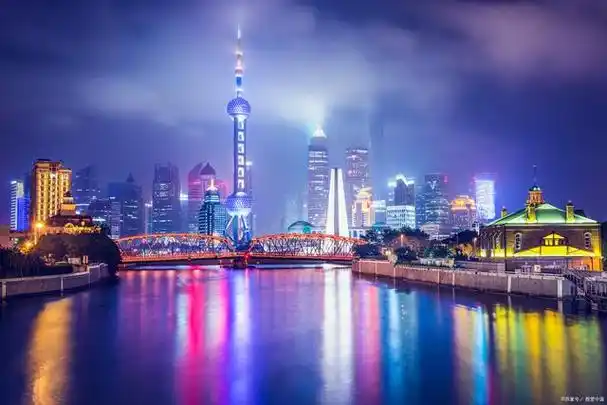 香港维多利亚港和上海外滩夜景对比,你觉得哪个城市夜景更好看?