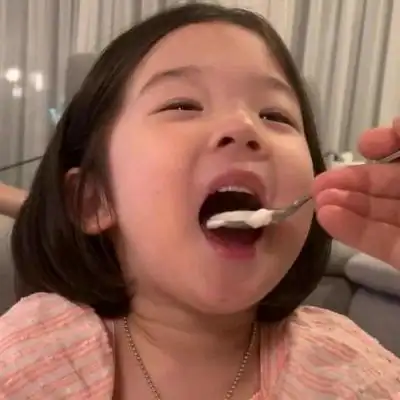林知晚微信可爱萌娃吃东西头像