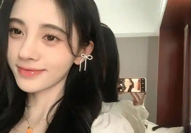 原创鞠婧祎晒素颜美照却被身旁镜子暴露真实颜值原来四千年美女长这样