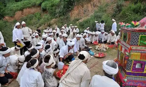 "女婿莫上坟,上坟辱先人",为何俗语说女婿不能上坟,啥道理?