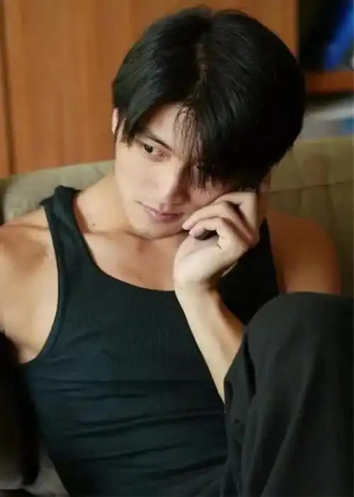 寸头变长发,五官酷似谢霆锋复制粘贴!_腾讯新闻