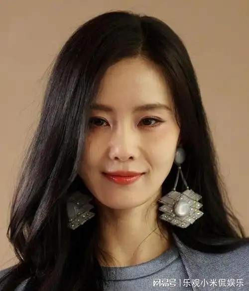 刘诗诗新动态流出,脸部僵硬褶皱重显疲惫,韩星池昌旭不离左右|素颜