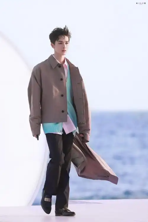 朱正廷主持gq盛典红毯