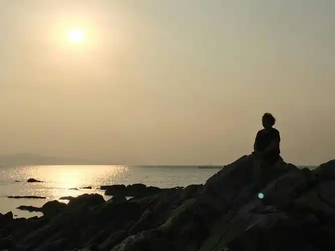 静坐大海边