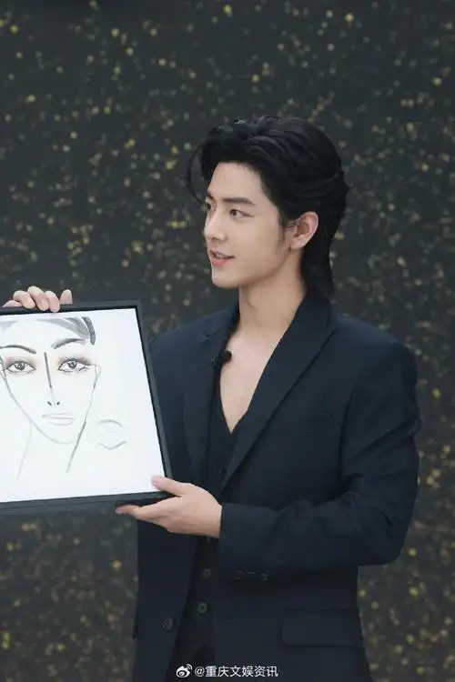 肖战深v内搭#肖战的深v内搭,展现出他的完美身材,喉结与锁骨线条分明