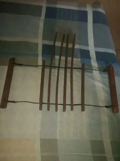 (安全警示:仅供娱乐,不可使用模仿)这是指枷,靠s手握上下两端发力 .