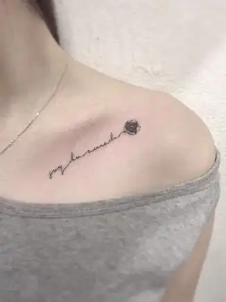 女生锁骨英文玫瑰纹身图案