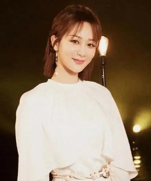 杨紫近照瘦出新高度,下巴尖尖脸颊凹陷似鞋拔,被嘲科技感十足_因为