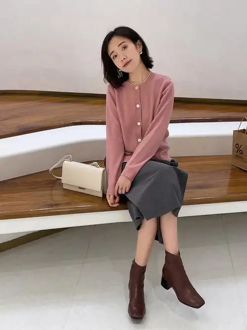 这位时尚博主是用一件简约的针织开衫搭配出女神范