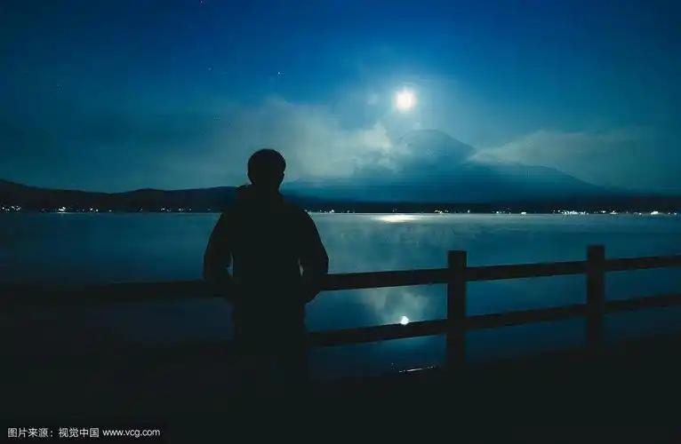 一个人的夜晚 作者: 独钓寒江 诵读:冰清玉润