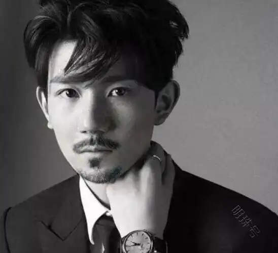 当小鲜肉流了胡子王俊凯成熟易烊千玺成熟李易峰像路人