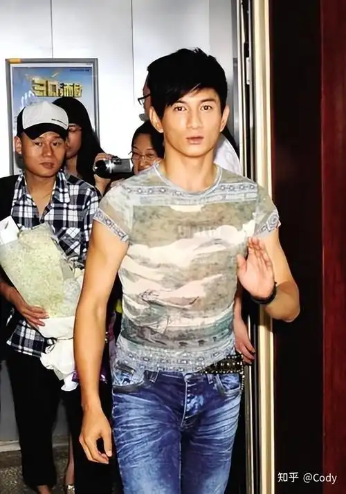 吴奇隆生于台北,祖籍福建,是家中排行老二的儿子,从小体育天赋异禀,7