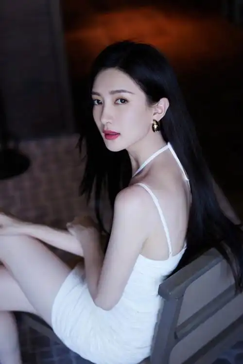 江疏影白色紧身吊带裙