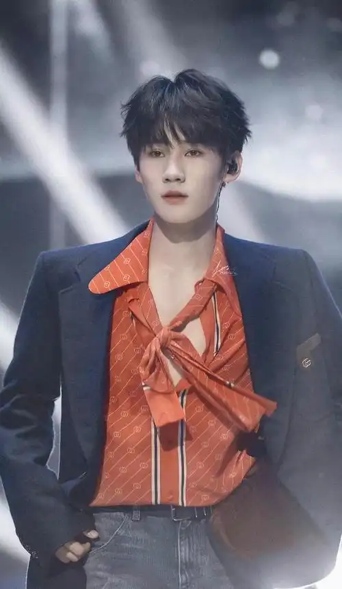 张真源中戏军训被晒黑不少,稚嫩脸庞一脸正气,网友:还是很帅