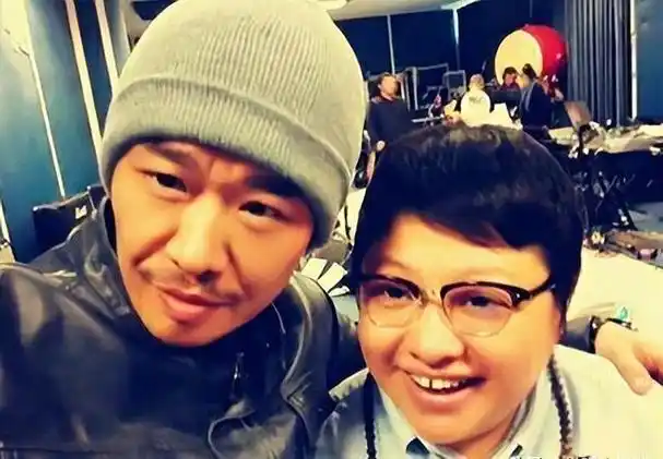 53岁韩红男友终于现身?两人38年前相爱,如今差距一目了然