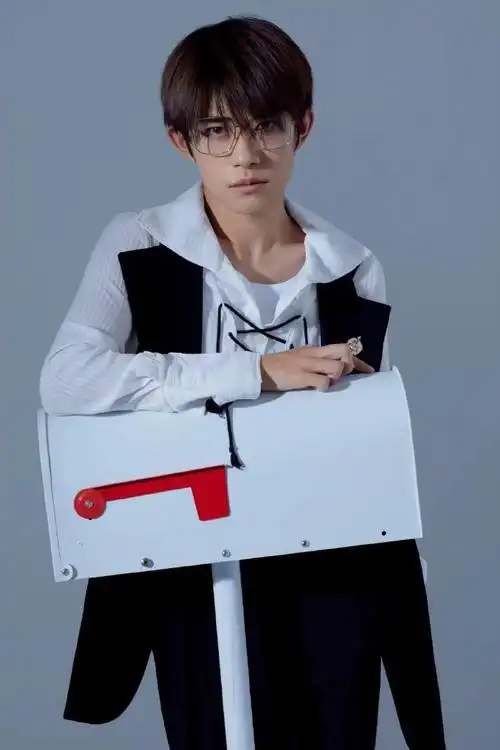 烊千玺眼镜出场率还是挺高的,每次看到他戴眼镜的时候的造型都觉得