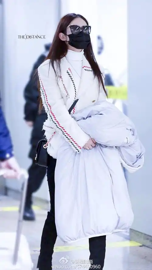 赵丽颖穿白色大羽绒服现身机场内搭的小西装外套更优雅帅气