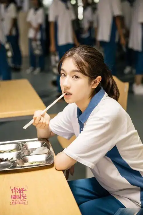 而李兰迪曾经搭张新成一起出演《你好旧时光》,分别饰演余周周,林扬.