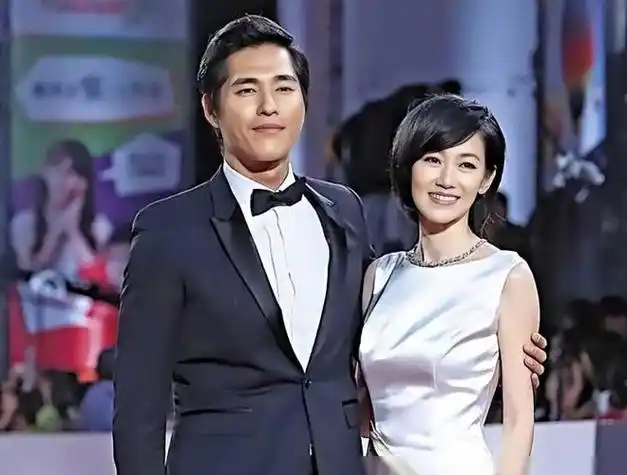 大s前男友蓝正龙离婚穿情侣装骑单车去办手续9年婚姻走到尽