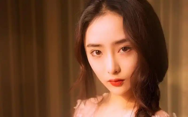 高冷文艺美女居家写真,高清壁纸图片,大陆美女-回车桌面