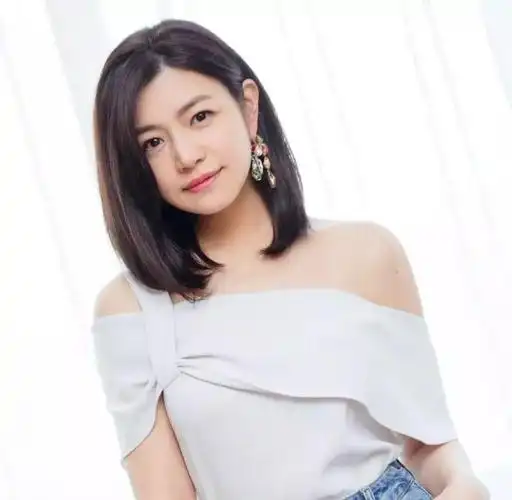 在发型上,尽量选 可以拉长脸型的 中长款的仙女烫,头发尾部带有稍微