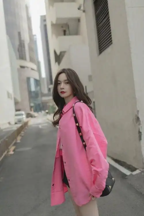 沈梦辰晒美照穿粉色衬衫减龄时髦皮肤黑也挺美
