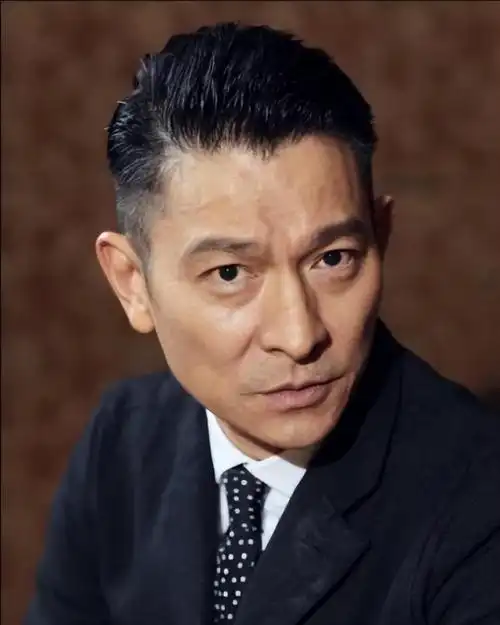 "不老男神"刘德华简介(砸5个亿讨女儿欢心,年近六旬仍满怀爱国心)