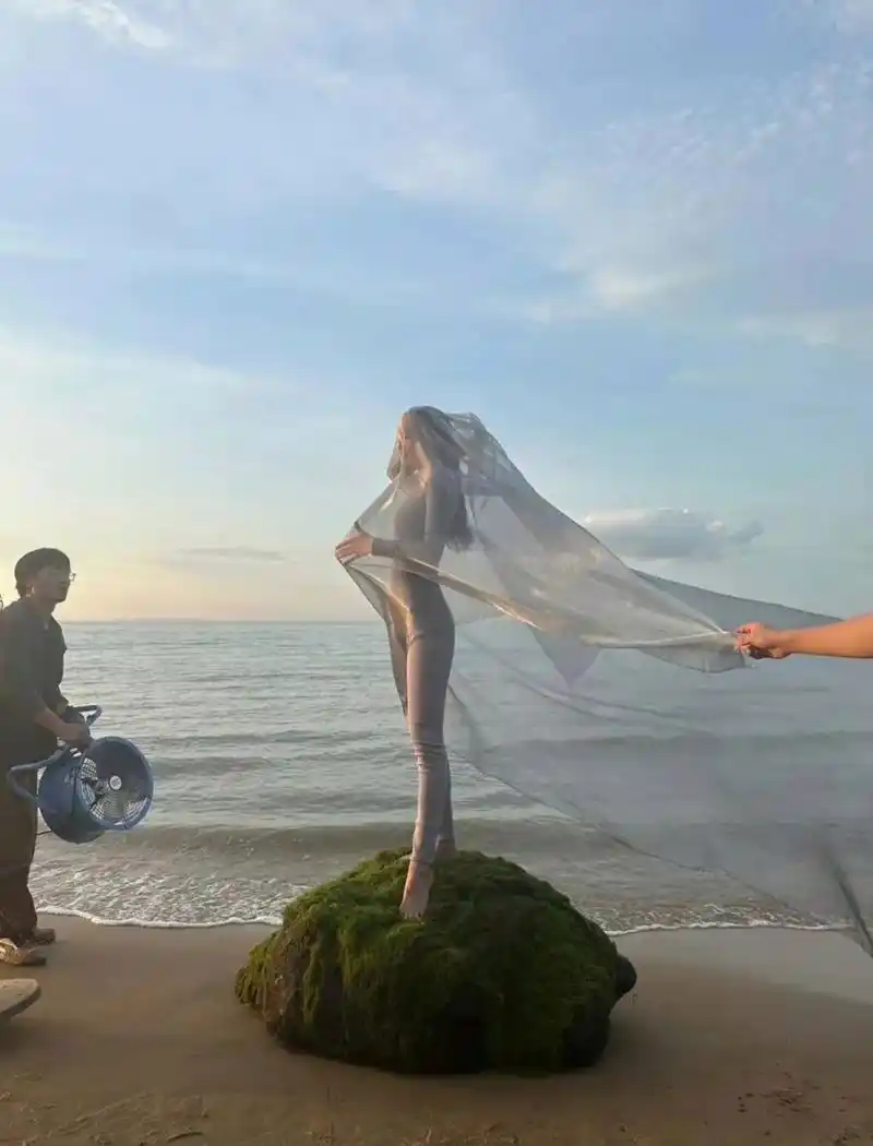 尤其是在海风吹拂的纱网下,舒淇玲珑的曲线若隐若