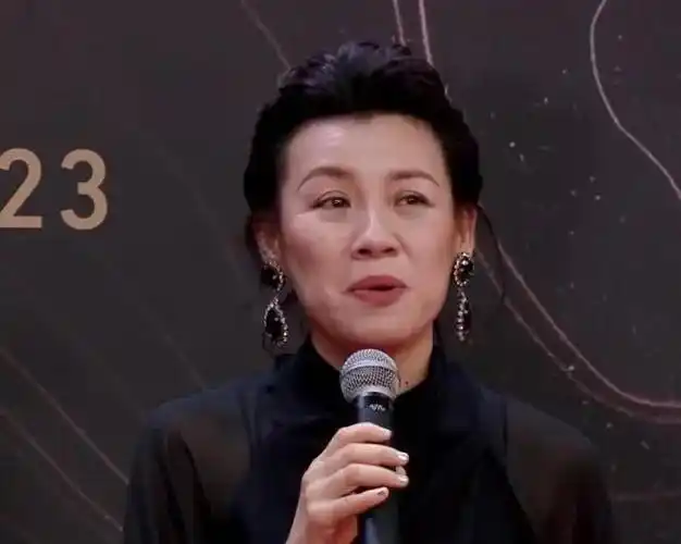 星光大赏这一晚,撞衫猛抢镜,倪妮表情无奈,明星尴尬的脚趾扣地