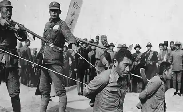 省祁县的一处刑场正要枪决一位令国人痛恨并不齿的国民党军官许德胜