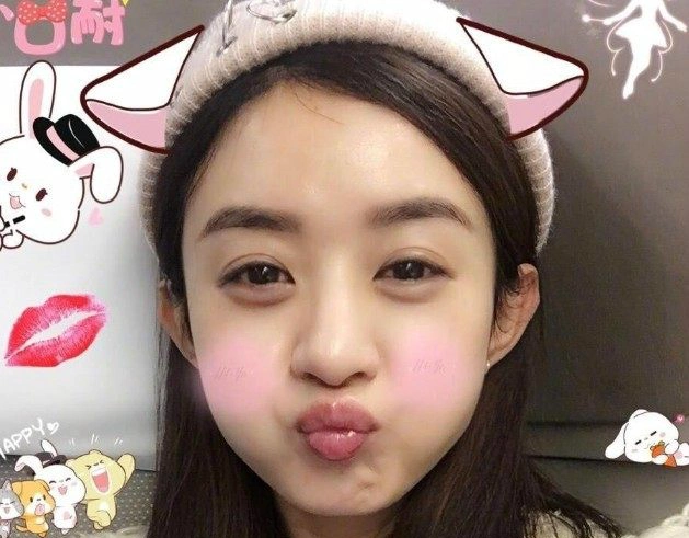 明星嘟嘟嘴卖萌照片,王源最用力赵丽颖最可爱,而他最尴尬