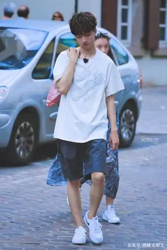 王俊凯夏日系少年穿搭,这个行走在科尔马的少年,夏日的美好记忆
