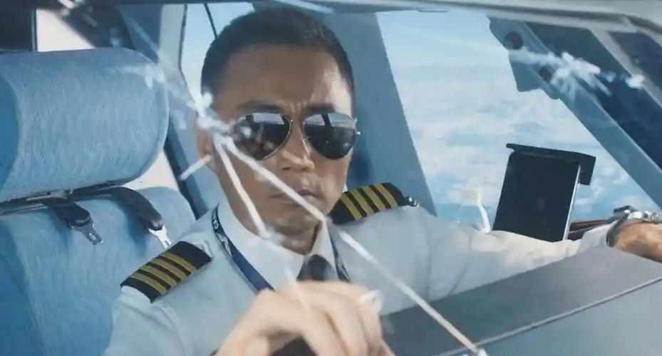 中国机长原型刘传健34分钟紧急迫降救128人亲历者含泪感谢