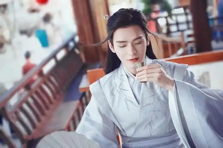 温老大,是白衣,我叫他月光君,或梨花君.