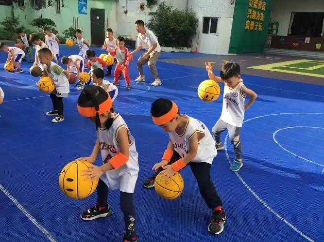 越华幼儿园第三节篮球课