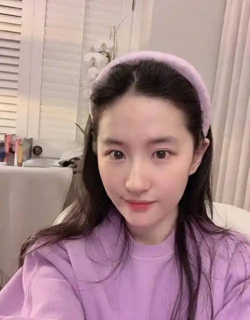原创刘亦菲晒近照淡紫色装扮清纯可爱皮肤水嫩粉丝夸赞其自拍水平