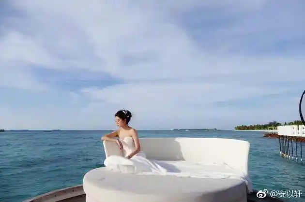 安以轩晒婚纱照优雅婚纱好清新