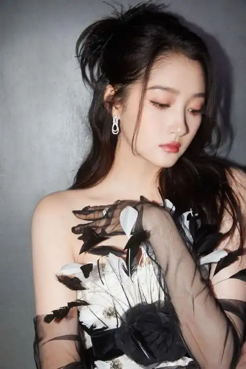 关晓彤超话#关晓彤李一桐同台#  关晓彤黑丝美腿黑丝手套太太太美了