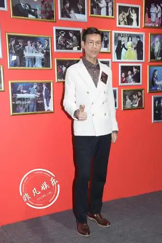 不老男神郑少秋亮相活动依旧身姿挺拔风采不减当年