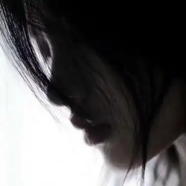 低头伤感情侣一男一女头像图片